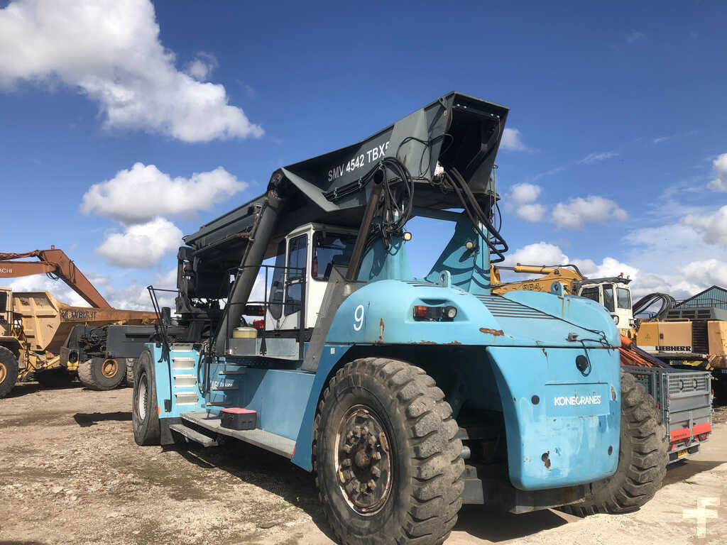 SMV 4542 TBX5 REACHSTACKER - 2011 MODEL