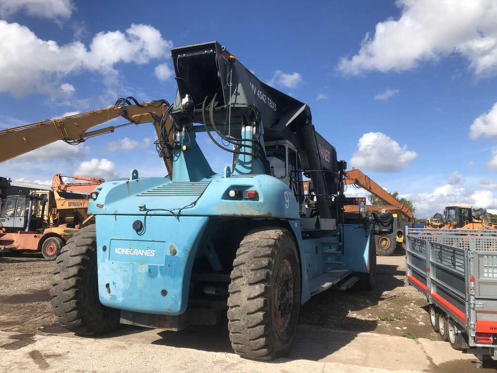 SMV 4542 TBX5 REACHSTACKER - 2011 MODEL