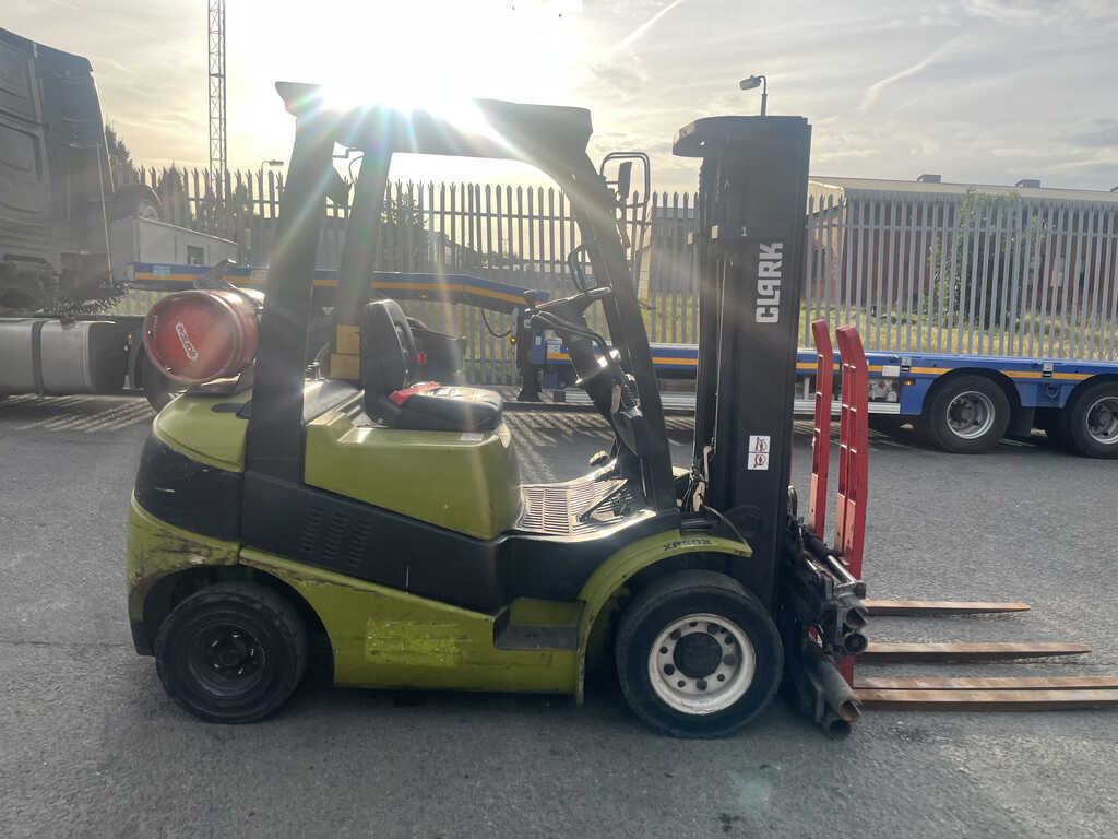 CLARK C25G LPG FORKLIFT – 2005 – 2,500 KG CAPACITY – 14,000 HOURS