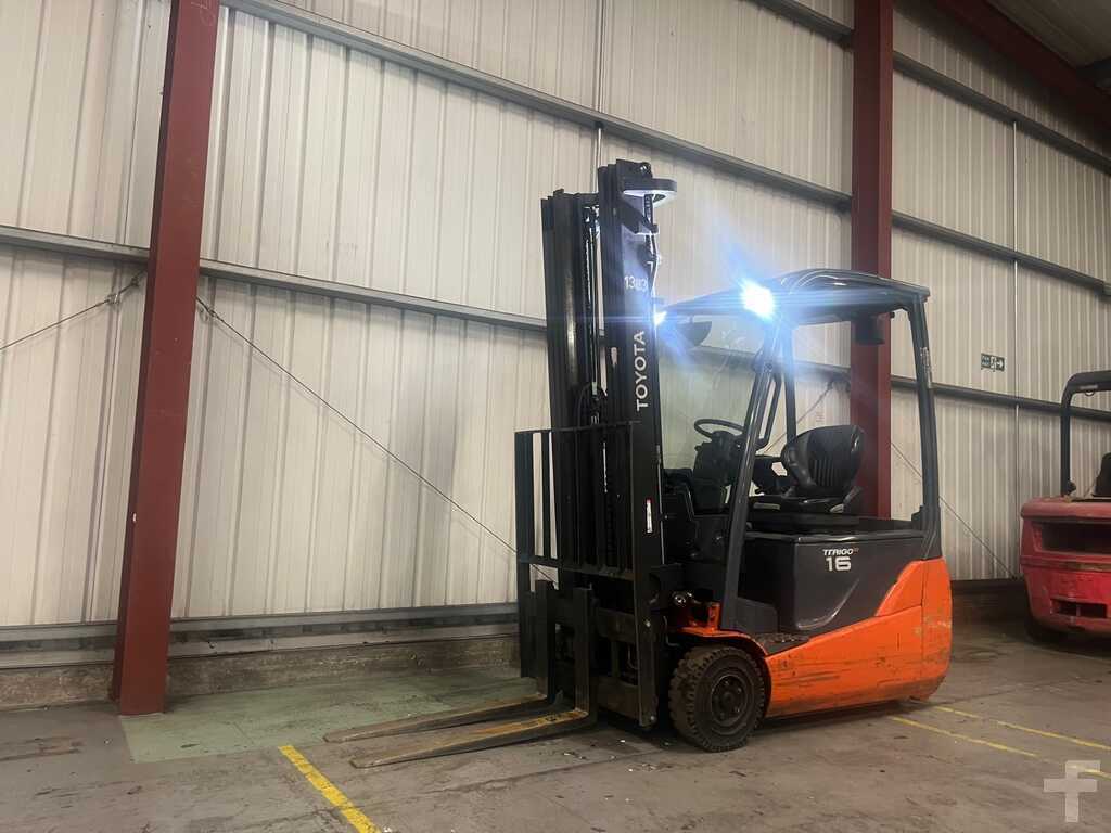 2012 TOYOTA ELECTRIC 3-WHEEL FORKLIFT 8FBET16**(INCLUDES CHARGER)**