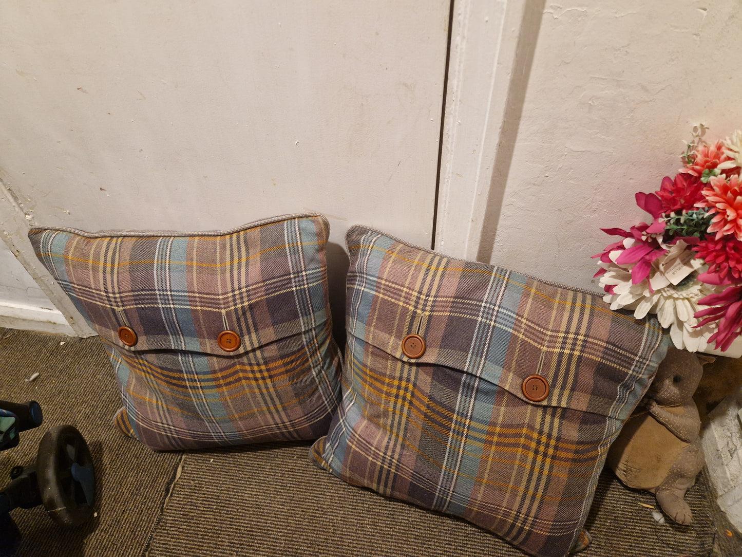 PALLET OF SOFT FURNISHINGS AND LIGHTING