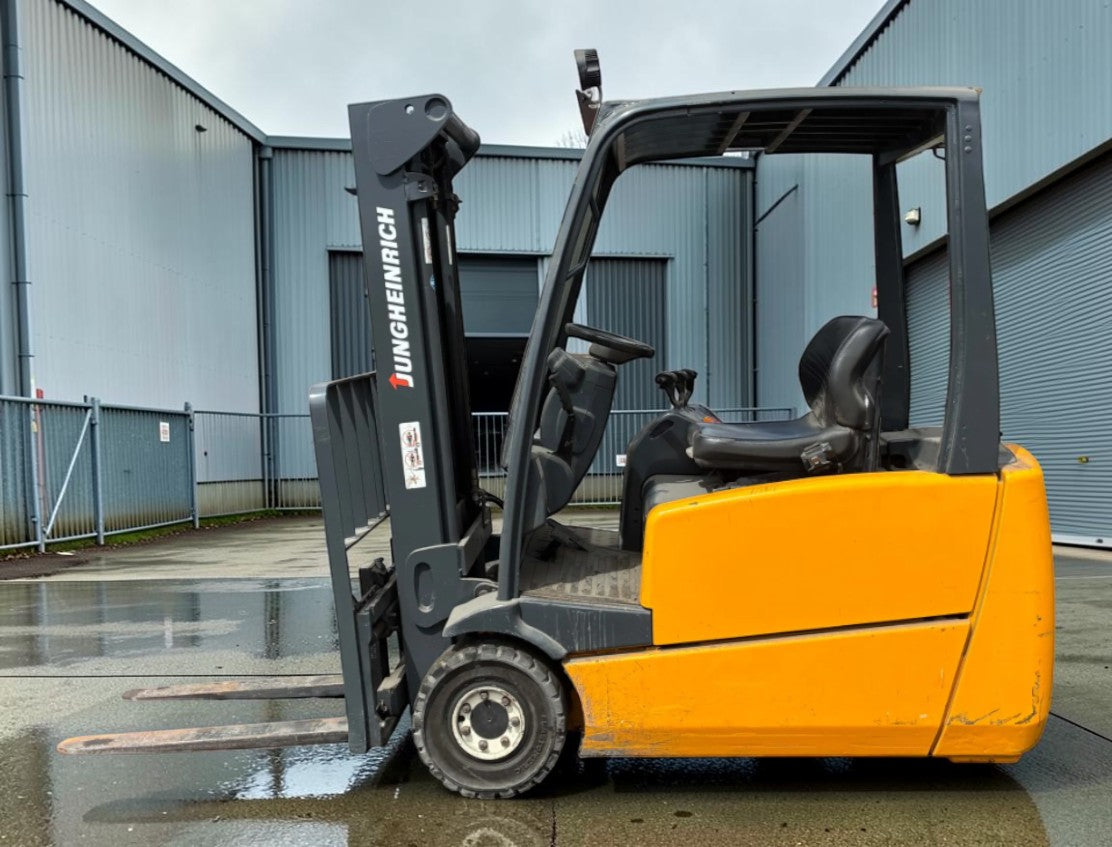 **(INCLUDES CHARGER)** 2005 JUNGHEINRICH DFG220 ELECTRIC FORKLIFT