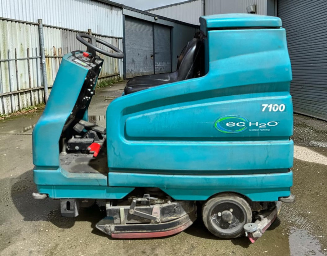 **(INCLUDES CHARGER)** 2012 TENNANT 7100 SWEEPER