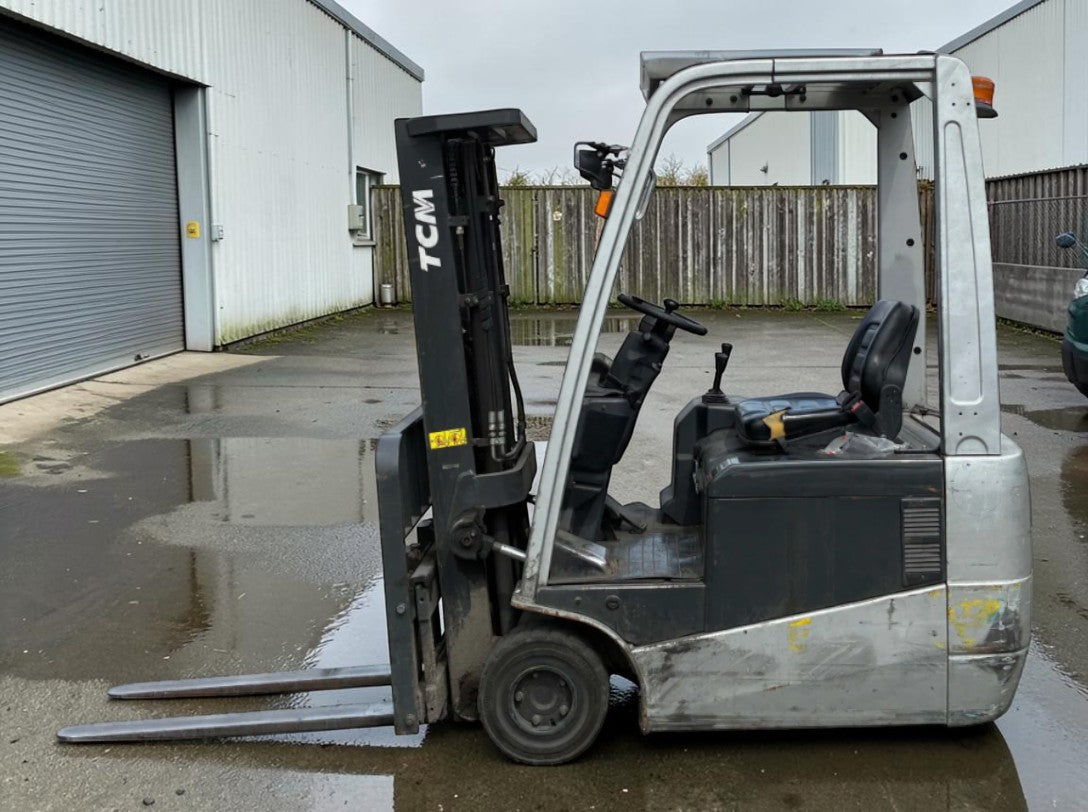 **(INCLUDES CHARGER)** 2016 TCM A1N1L18H ELECTRIC FORKLIFT