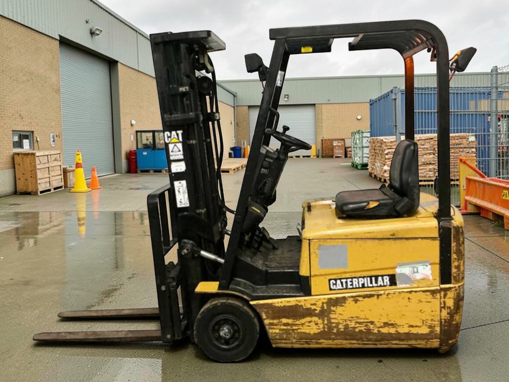 **(INCLUDES CHARGER)** 2003 CAT LIFT TRUCKS EP16KT CAPACITY: 1,600 KG