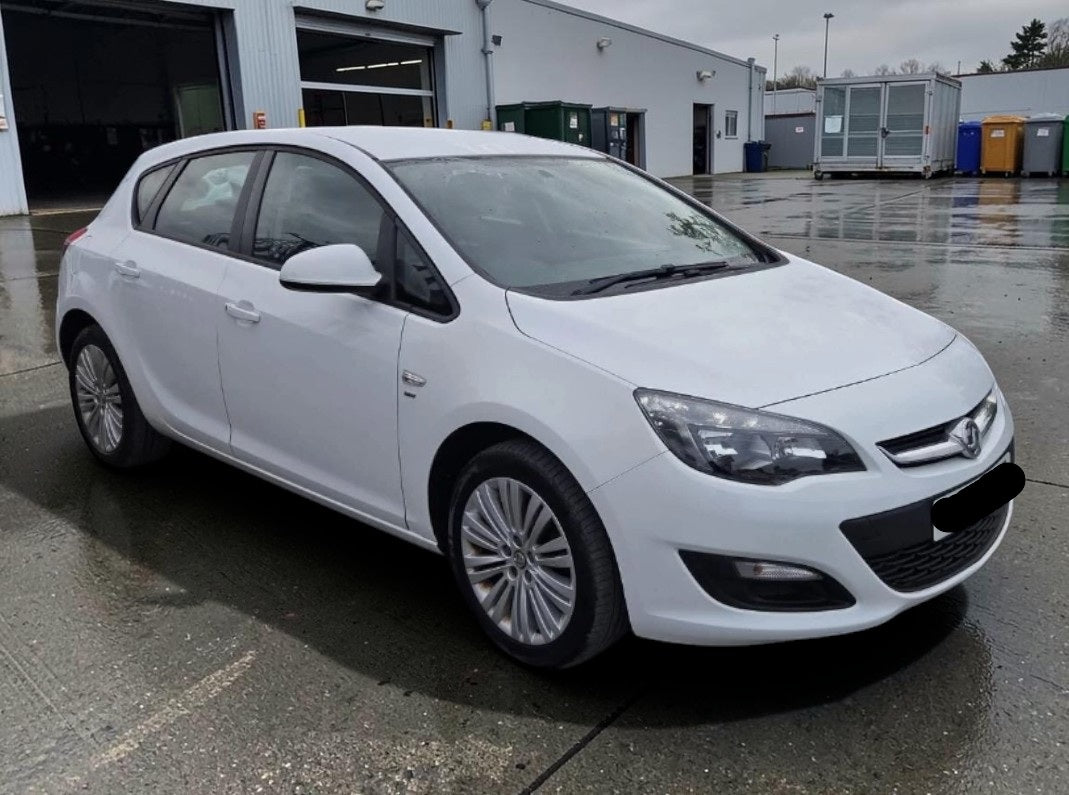 **(ONLY 69K MILEAGE)** 2013 VAUXHALL ASTRA ENERGY 1.4 PETROL MANUAL HATCHBACK WHITE