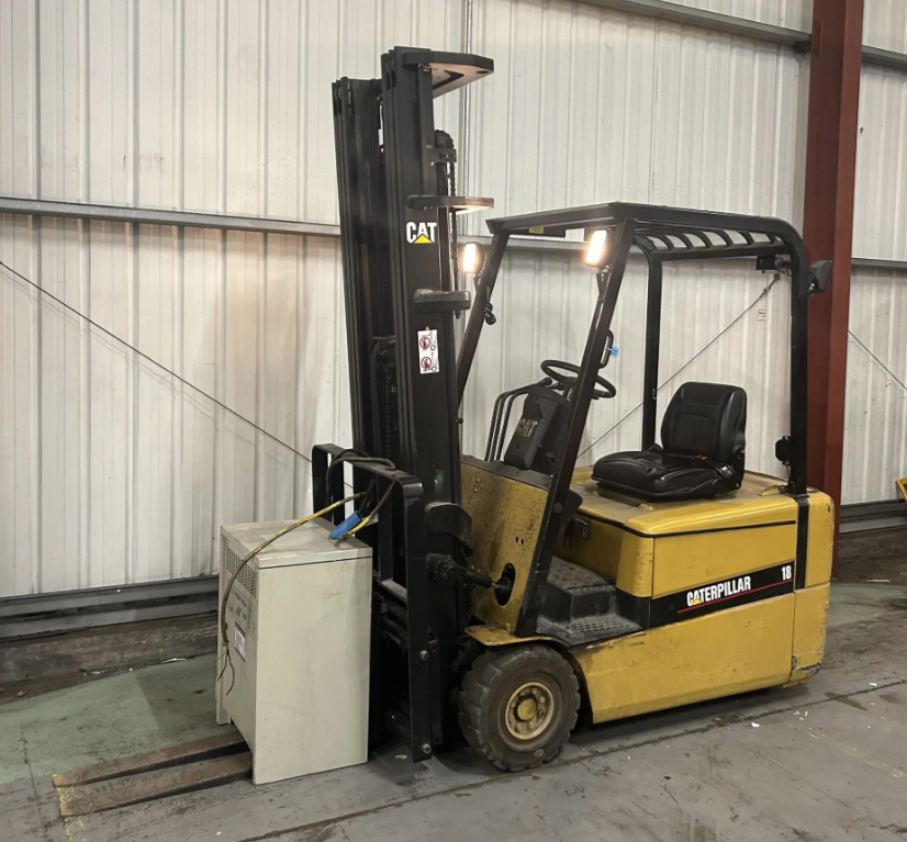 **(INCLUDES CHARGER)** 2000 CAT LIFT TRUCKS EP18KT – ELECTRIC FORKLIFT (3 WHEELS)