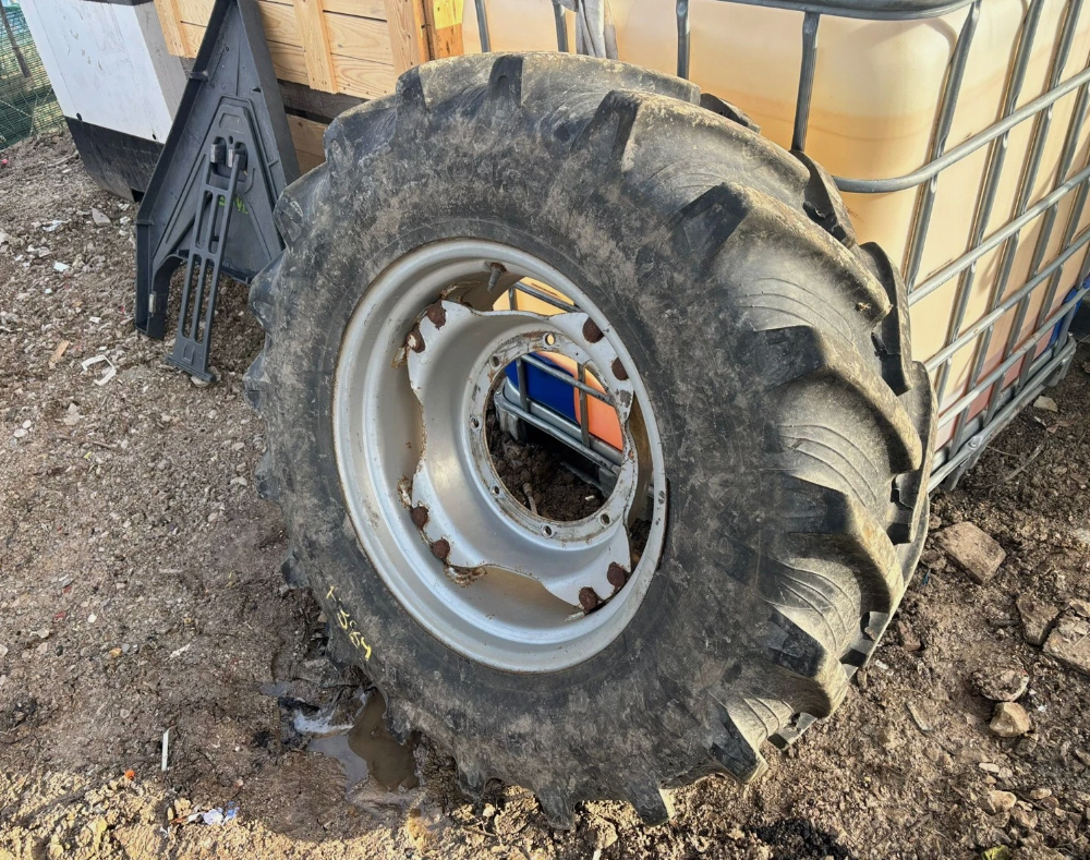 JCB TRACTOR WHEEL & TYRE – 380/70 R24 TAURUS – 8 STUD COMPLETE RIM