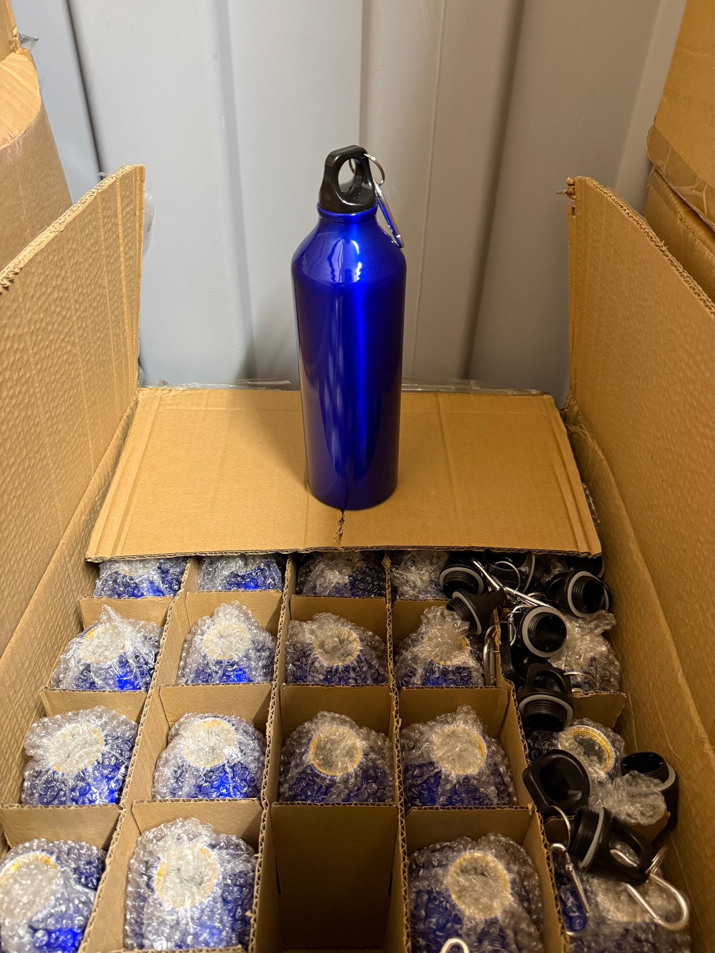 PALLET OF 800 NAVY 750ML ALUMINIUM SPORTS WATER BOTTLES