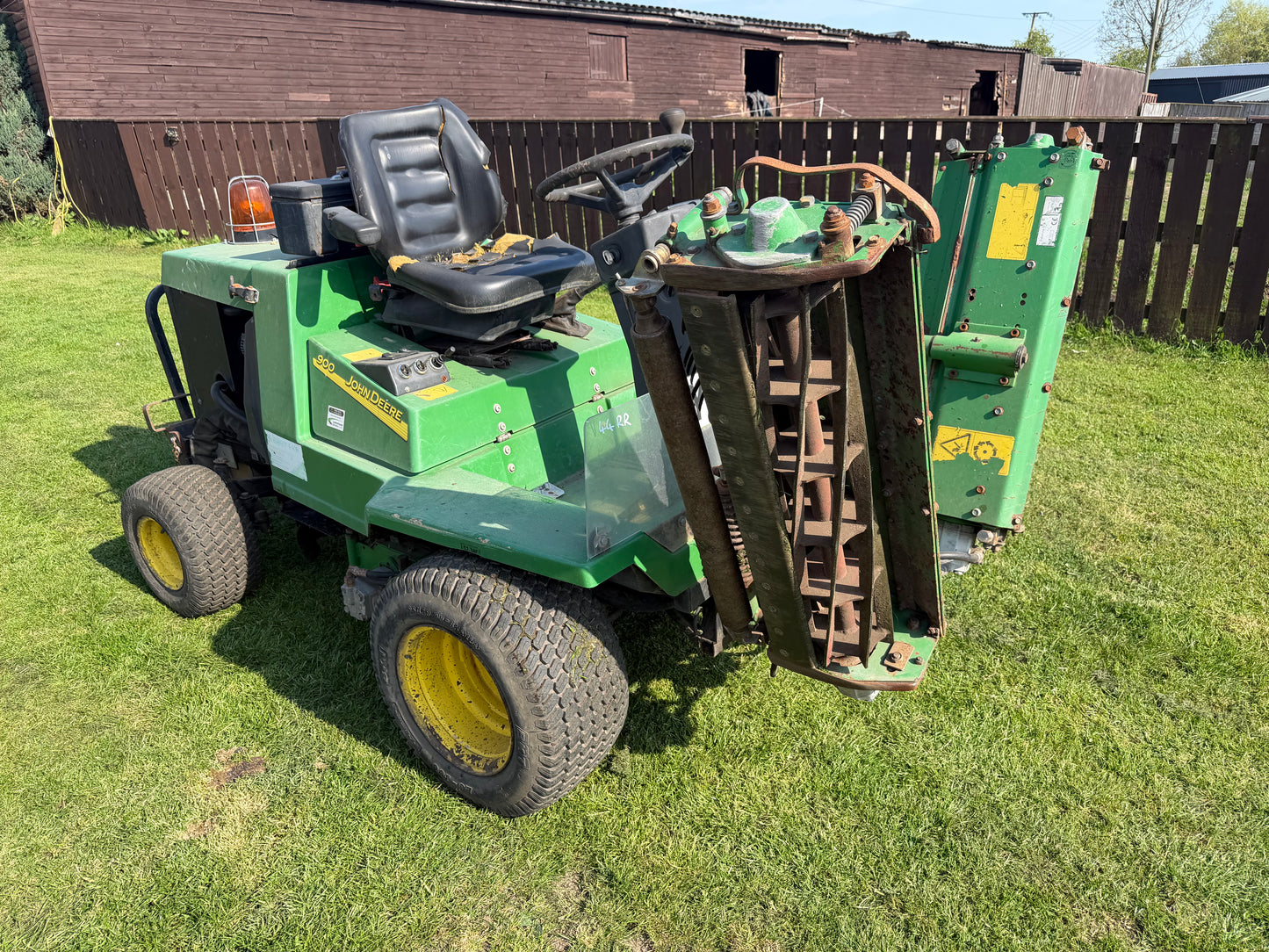 JOHN DEERE 900 TRIPLE CYLINDER MOWER – DIESEL – 4WD – HYDROSTATIC DRIVE