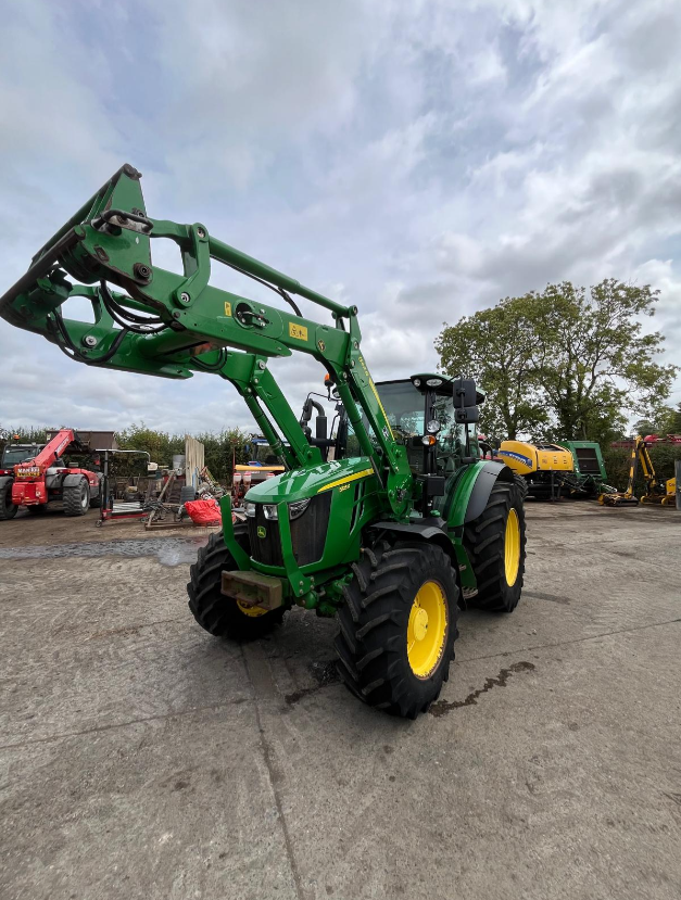 2019 JOHN DEERE 5125R WITH LOADER