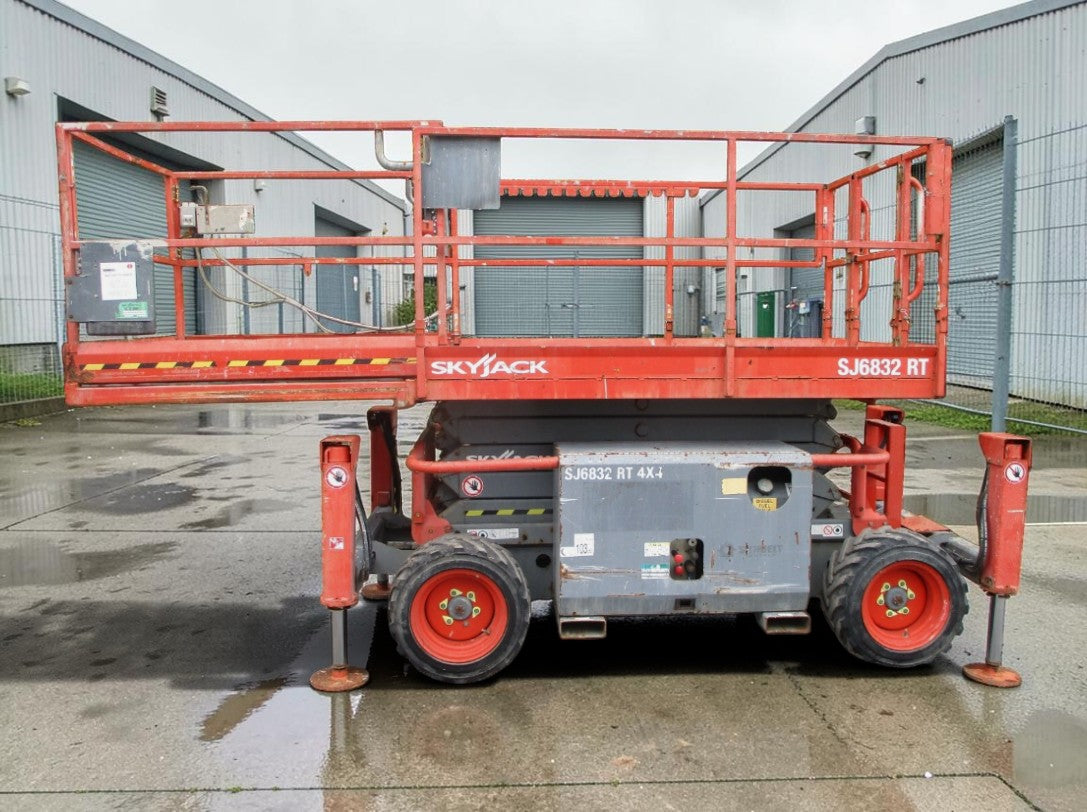2015 SKYJACK SJ6832 SCISSOR LIFT ACCESS PLATFORM