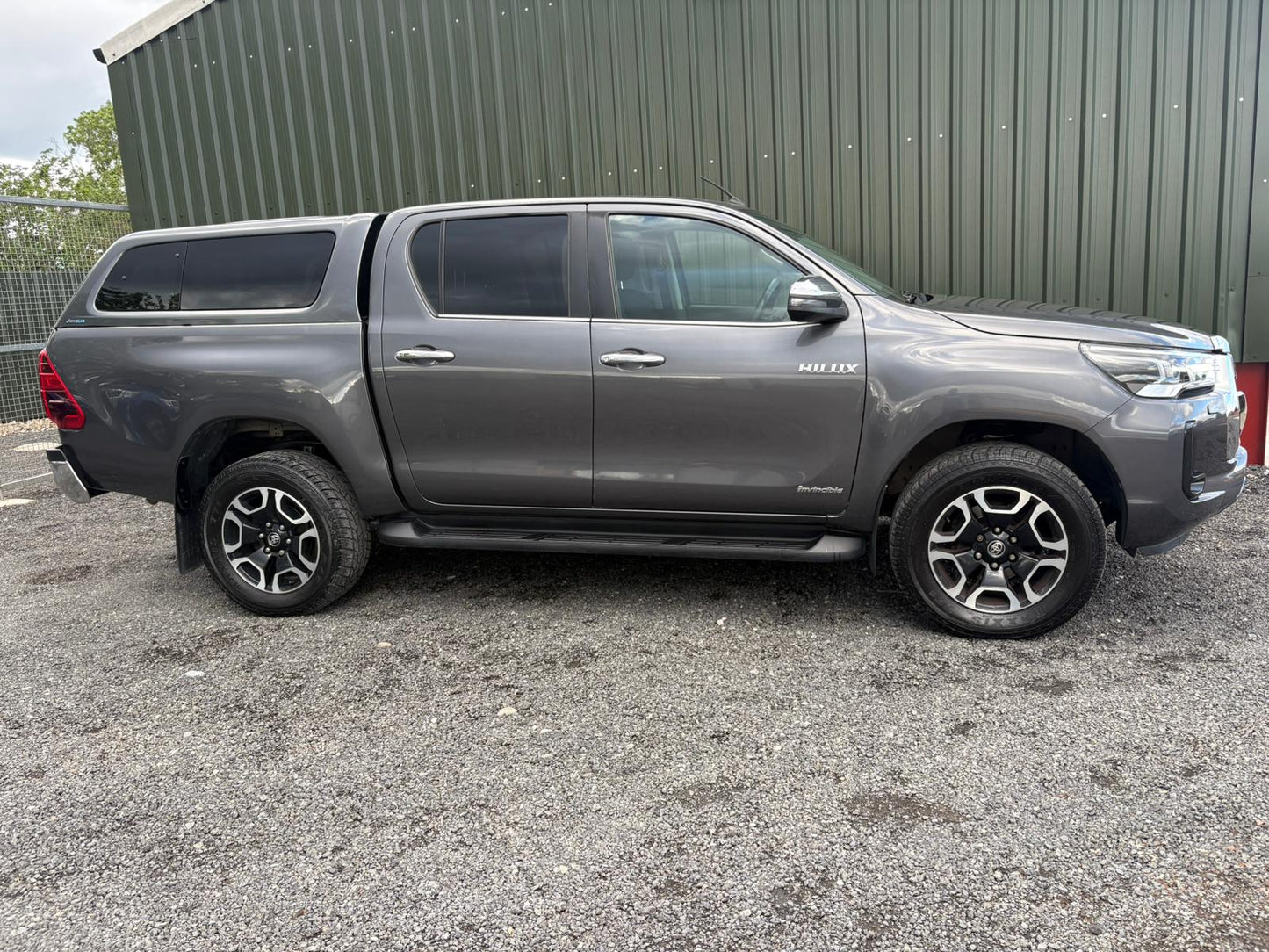 **(ONLY 67K MILEAGE)** 2021 TOYOTA HILUX INVINCIBLE D-4D 4WDDCB A 2.4 DIESEL AUTOMATIC PICK UP GREY