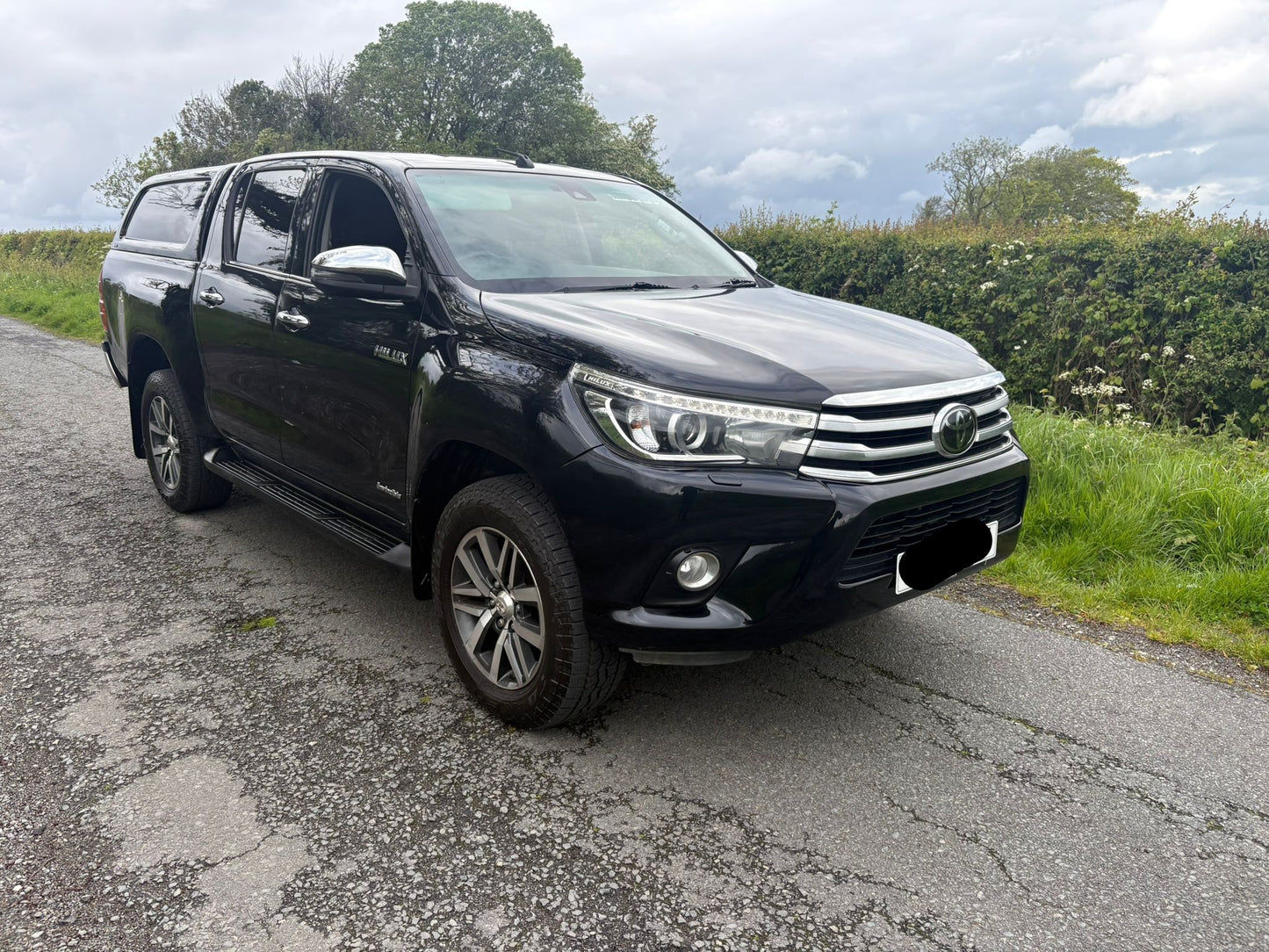 **(ONLY 56K MILEAGE)** 2020 TOYOTA HILUX INVINCIBLE D-4D 2.4L DIESEL MANUAL PICK UP IN BLACK