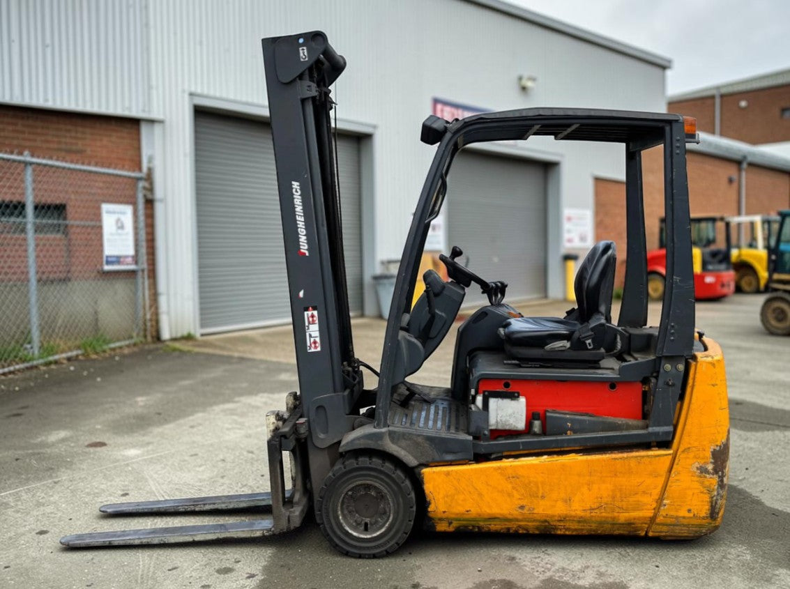 **(INCLUDES CHARGER)** 2007 JUNGHEINRICH EFG220 ELECTRIC FORKLIFT