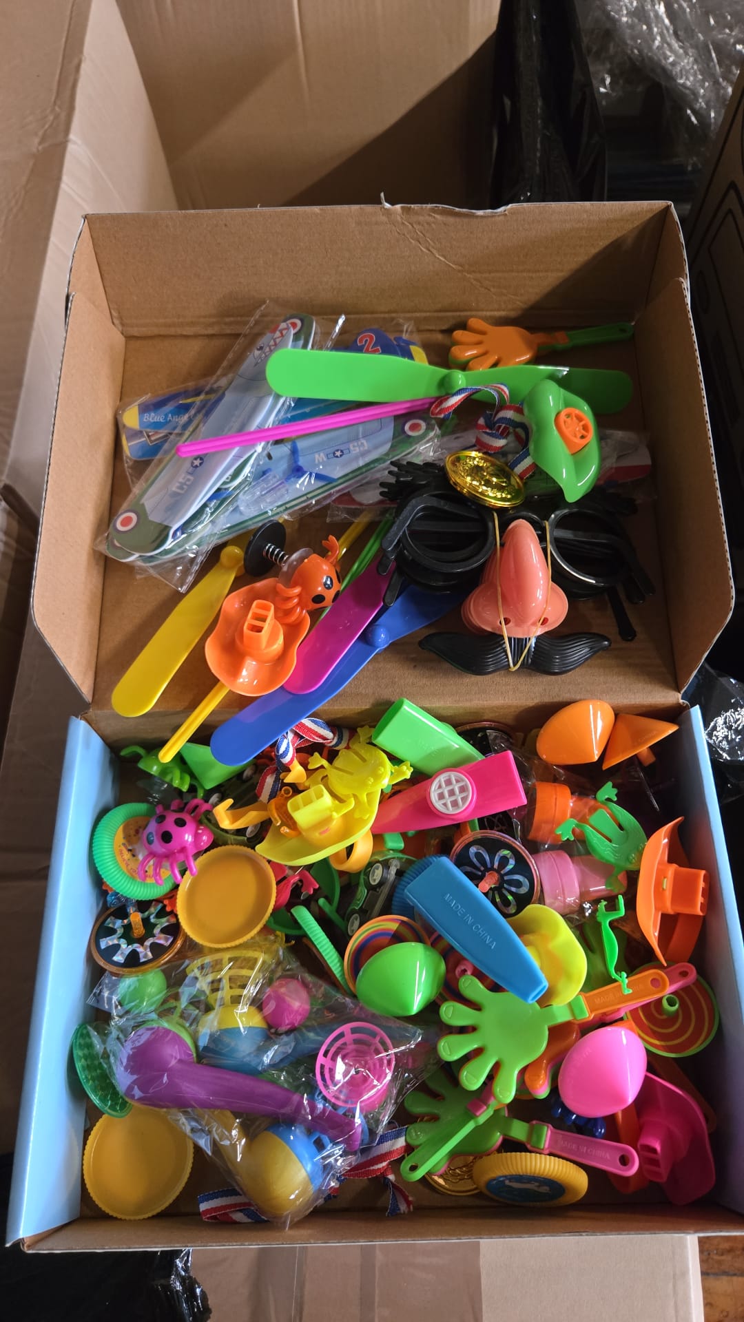PALLET OF 50 BOXES OF PARTY BAG TOYS – 100 PIECES PER BOX