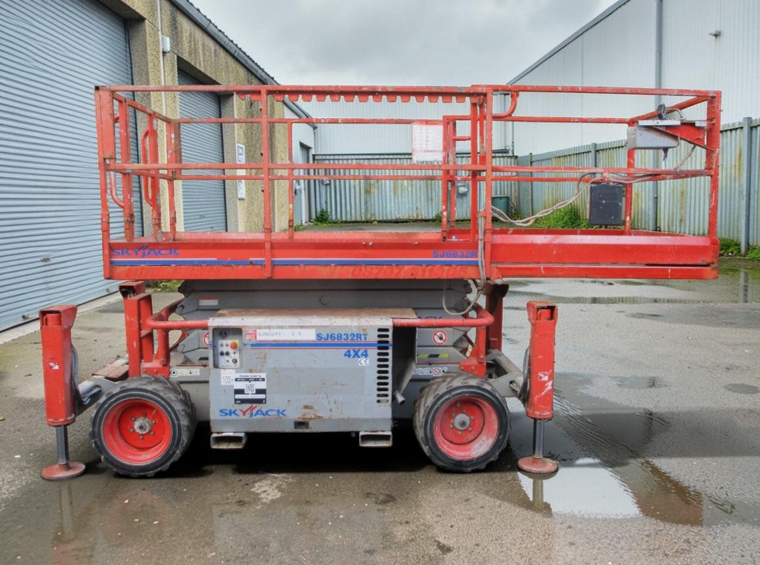 2011 SKYJACK SJ6832 SCISSOR LIFT ACCESS PLATFORM