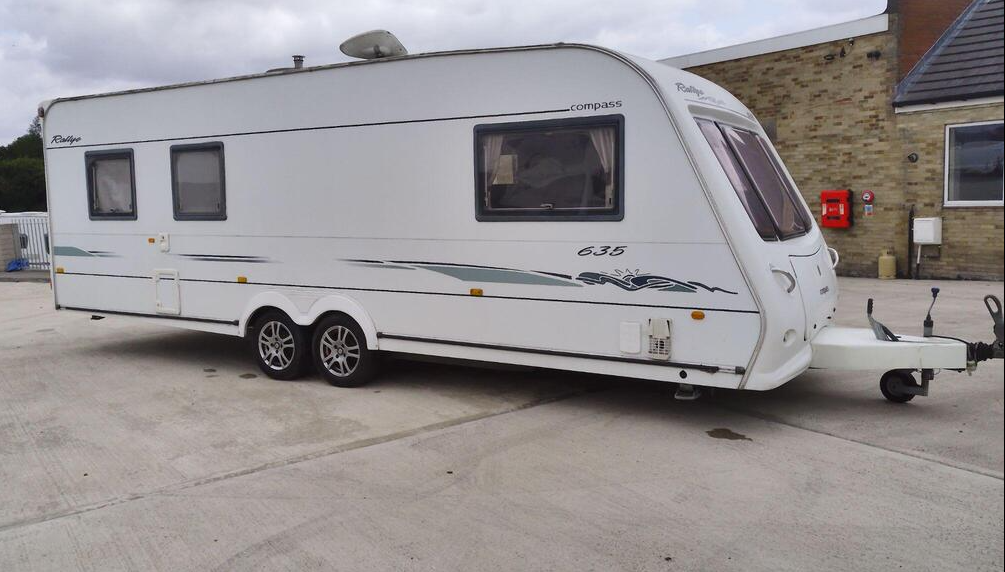 2006 TWIN DINETTE / FIXED BED CARAVAN >>--NO VAT ON HAMMER--<<