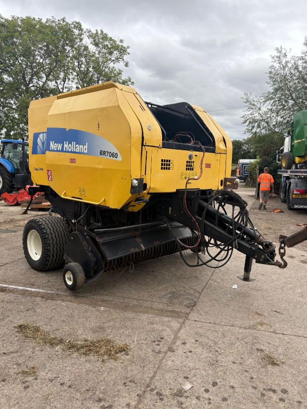 NEW HOLLAND BR7060 ROUND BALER