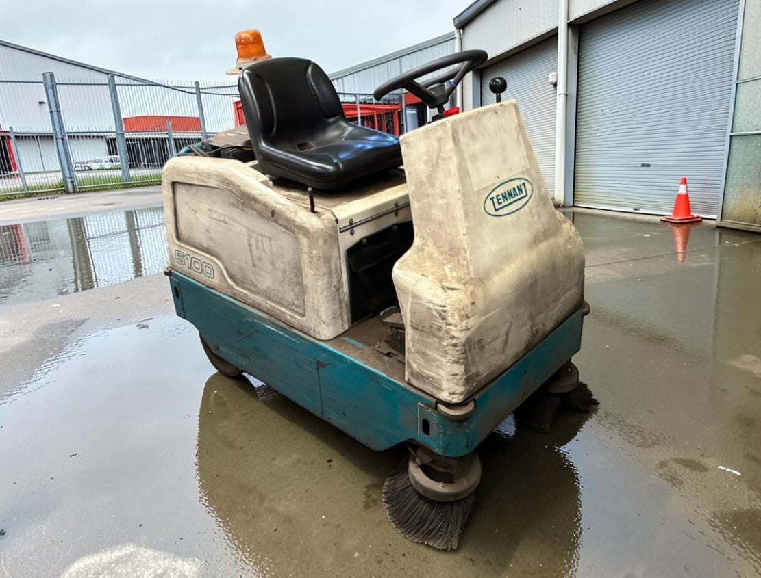 **(INCLUDES CHARGER)** 2014 TENNANT 6100