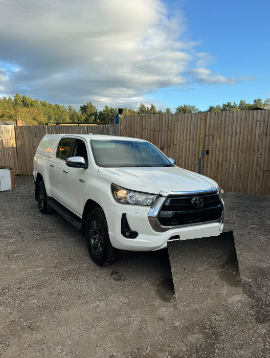 **(ONLY 30K MILEAGE)** 2023 TOYOTA HILUX ICON D-4D 4WD DCB 2.4L DIESEL MANUAL PICK UP WHITE