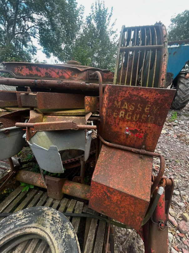 MASSEY FERGUSON POTATO HARVESTER – PTO & HYDRAULIC DRIVEN TOWABLE FARM IMPLEMENT
