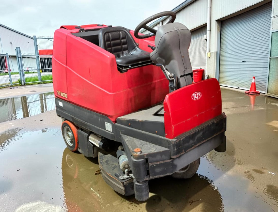 **(INCLUDES CHARGER)** 2014 RCM METRO