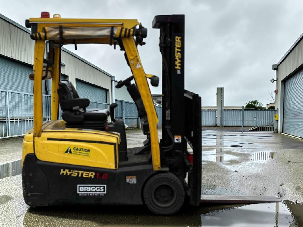 **(INCLUDES CHARGER)** 2016 HYSTER J1.8XNTMWB ELECTRIC FORKLIFT