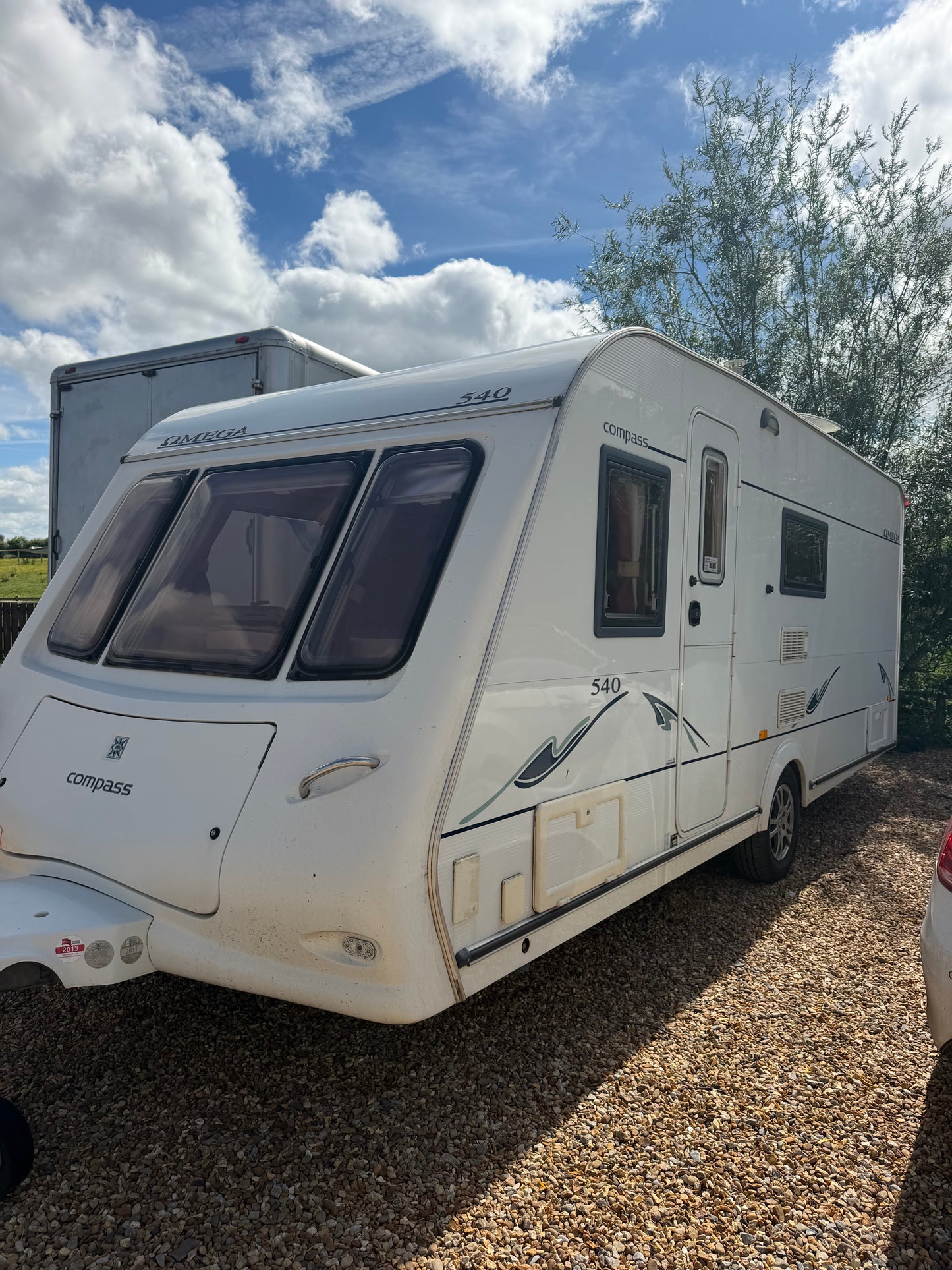 COMPASS OMEGA 540 4 BERTH TOURING CARAVAN – FIXED BED – END WASHROOM – FULL ACCESSORIES *NO VAT*