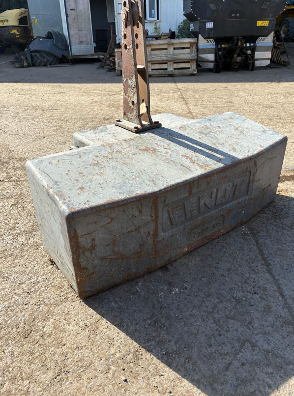 FENDT 2500KG WEIGHT BLOCK
