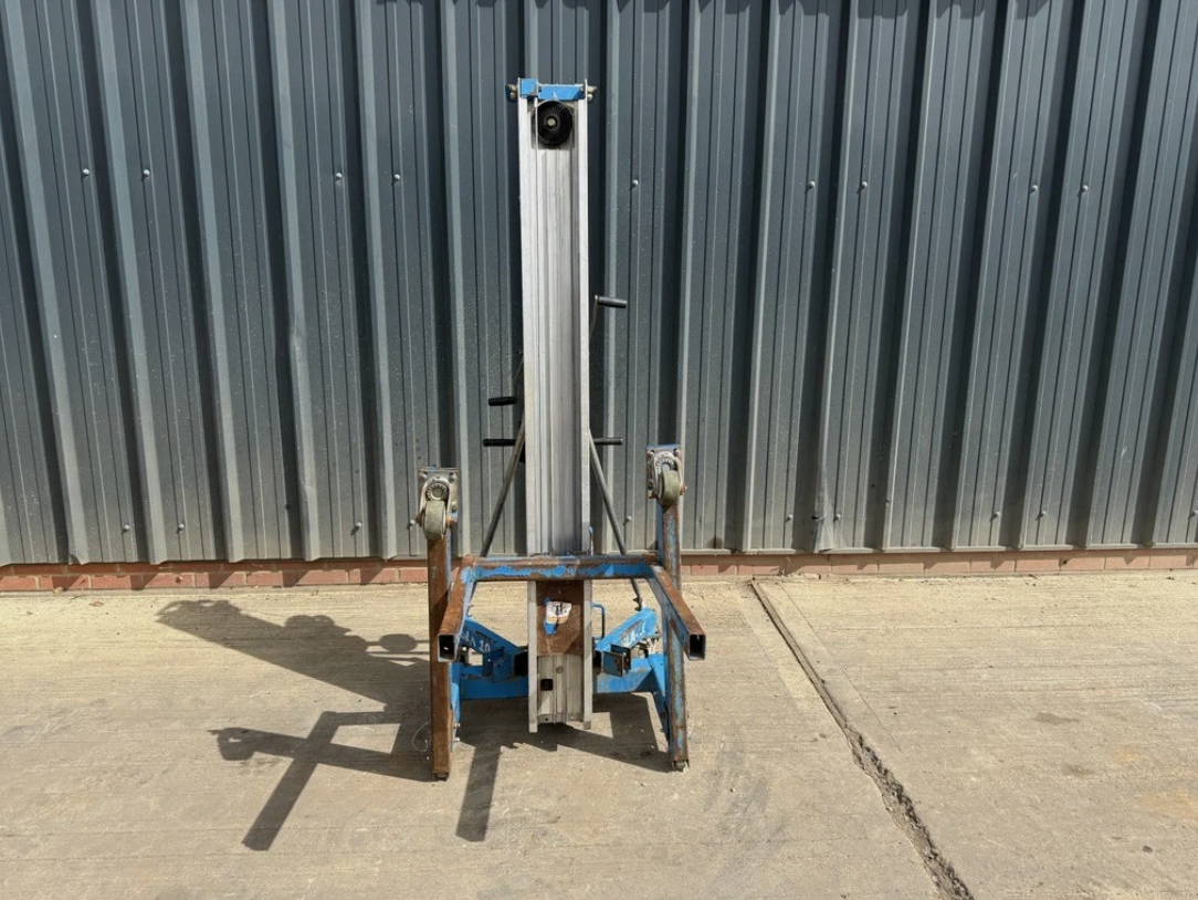 2014 GENIE SLA-10 MATERIAL LIFT – 454 KG – 3.49 M
