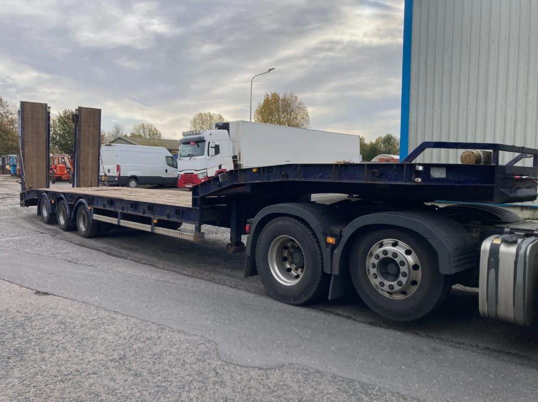 2003 TIRSAN TRI-AXLE STEP FRAME LOW LOADER TRAILER