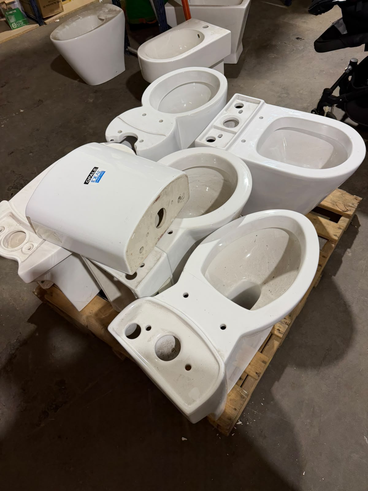 BULK PALLET JOB LOT OF CERAMIC TOILETS, BIDETS, AND SANITARYWARE - MIXED TRADE STOCK