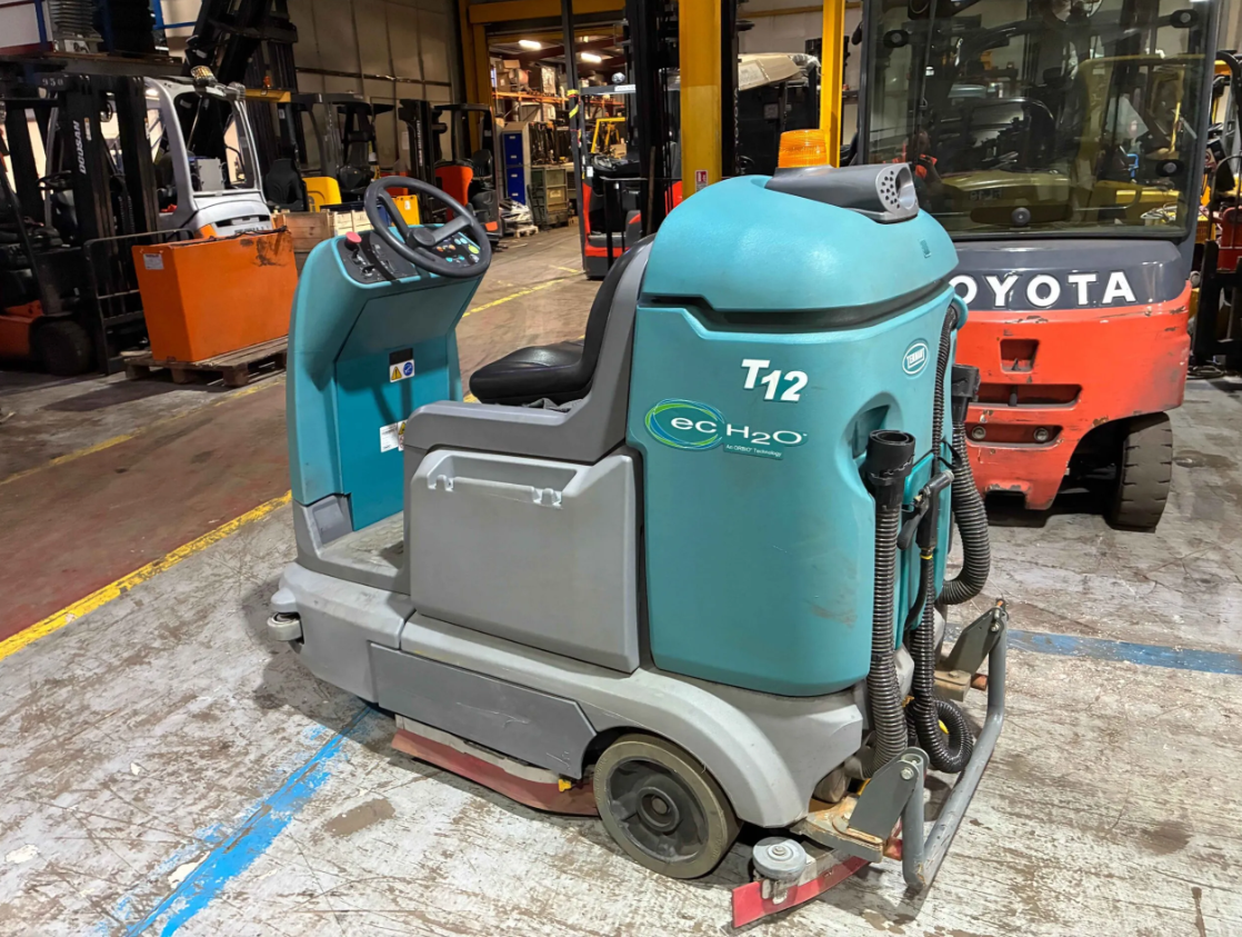 **(INCLUDES CHARGER)** 2017 TENNANT T12-V01758