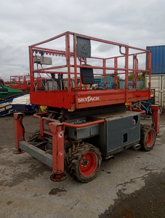 2014 SKYJACK SJ6832 4X4 DIESEL SCISSOR LIFT