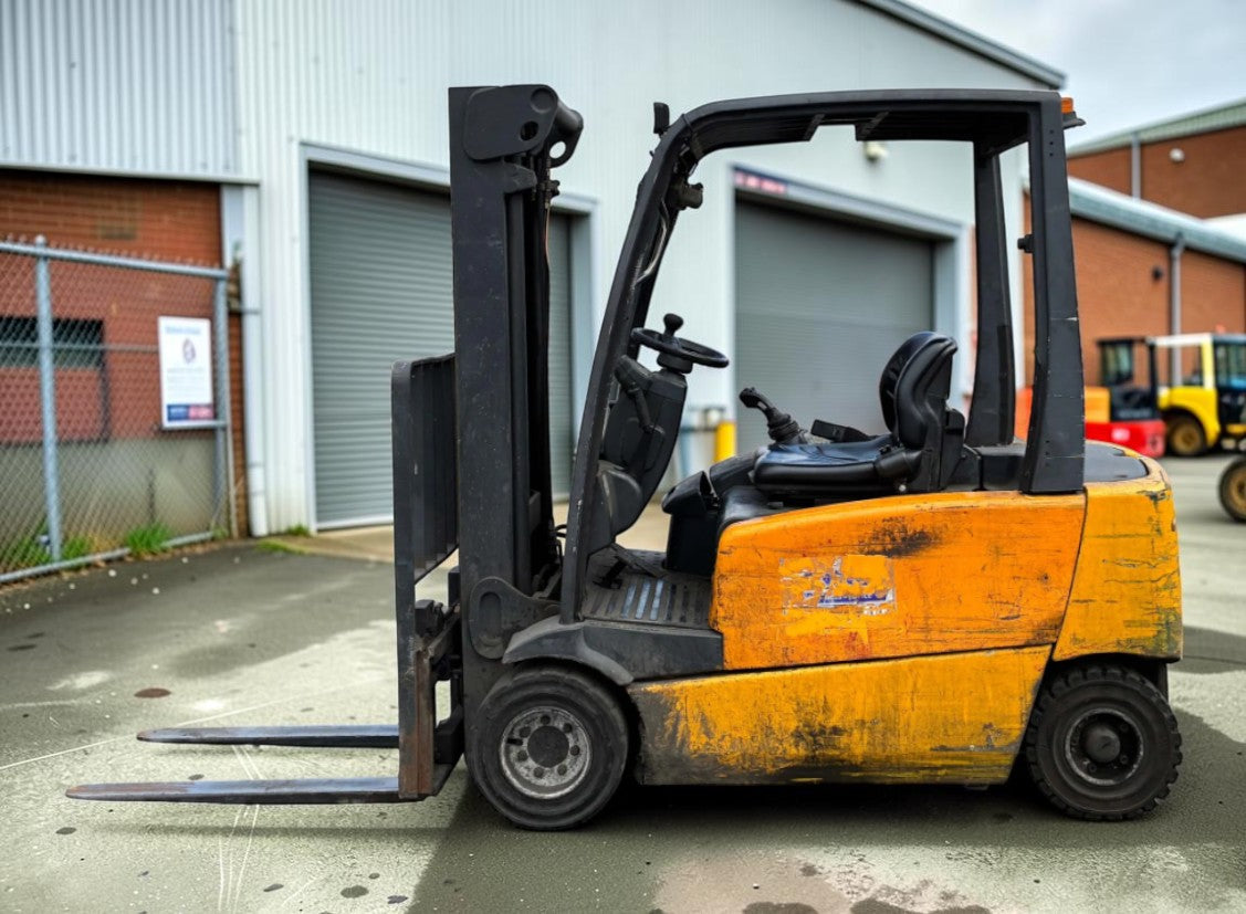 **(INCLUDES CHARGER)** 2000 JUNGHEINRICH EFG-V20 ELECTRIC FORKLIFT