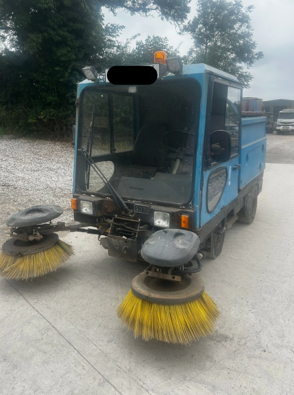 COMPACT ROAD SWEEPER