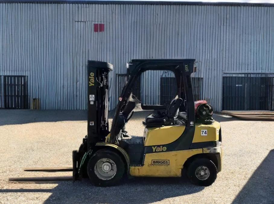 **(INCLUDES CHARGER)** 2017 YALE GLP25VXE2170 FORKLIFT