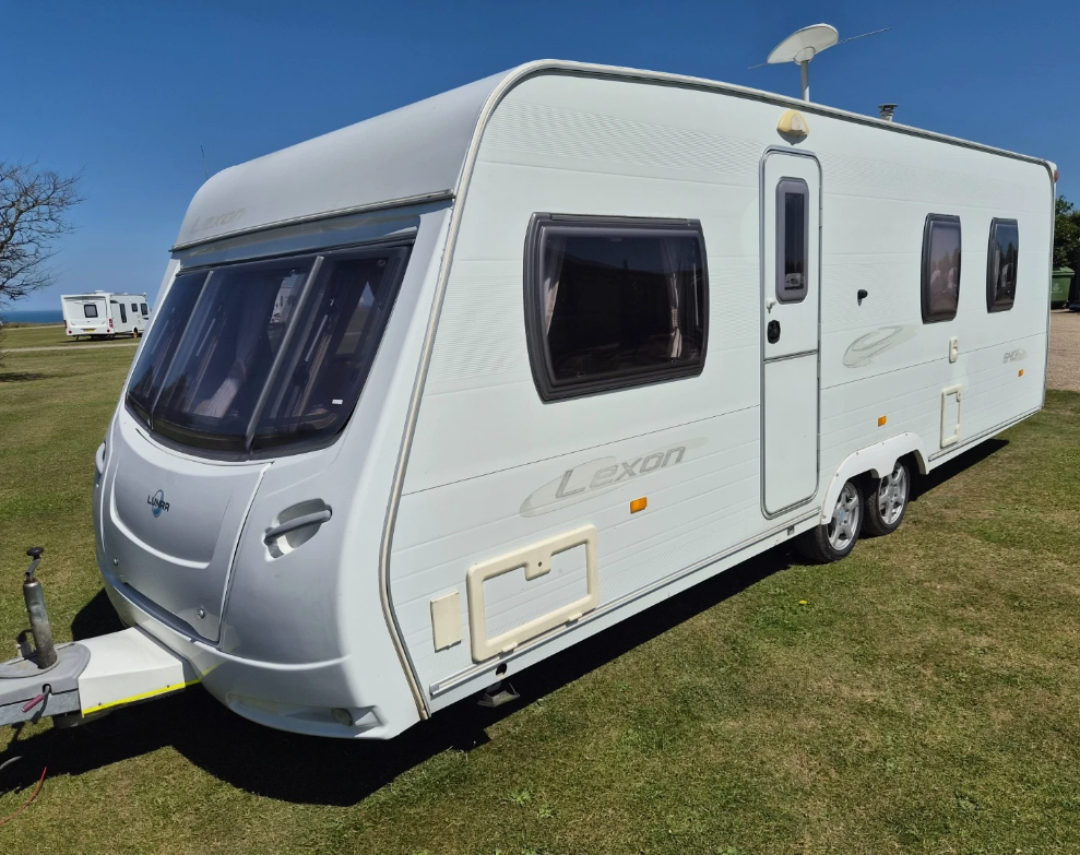 2009 LUNAR LEXON 640 TWIN-AXLE 4-BERTH TOURING CARAVAN >>--NO VAT ON HAMMER--<<