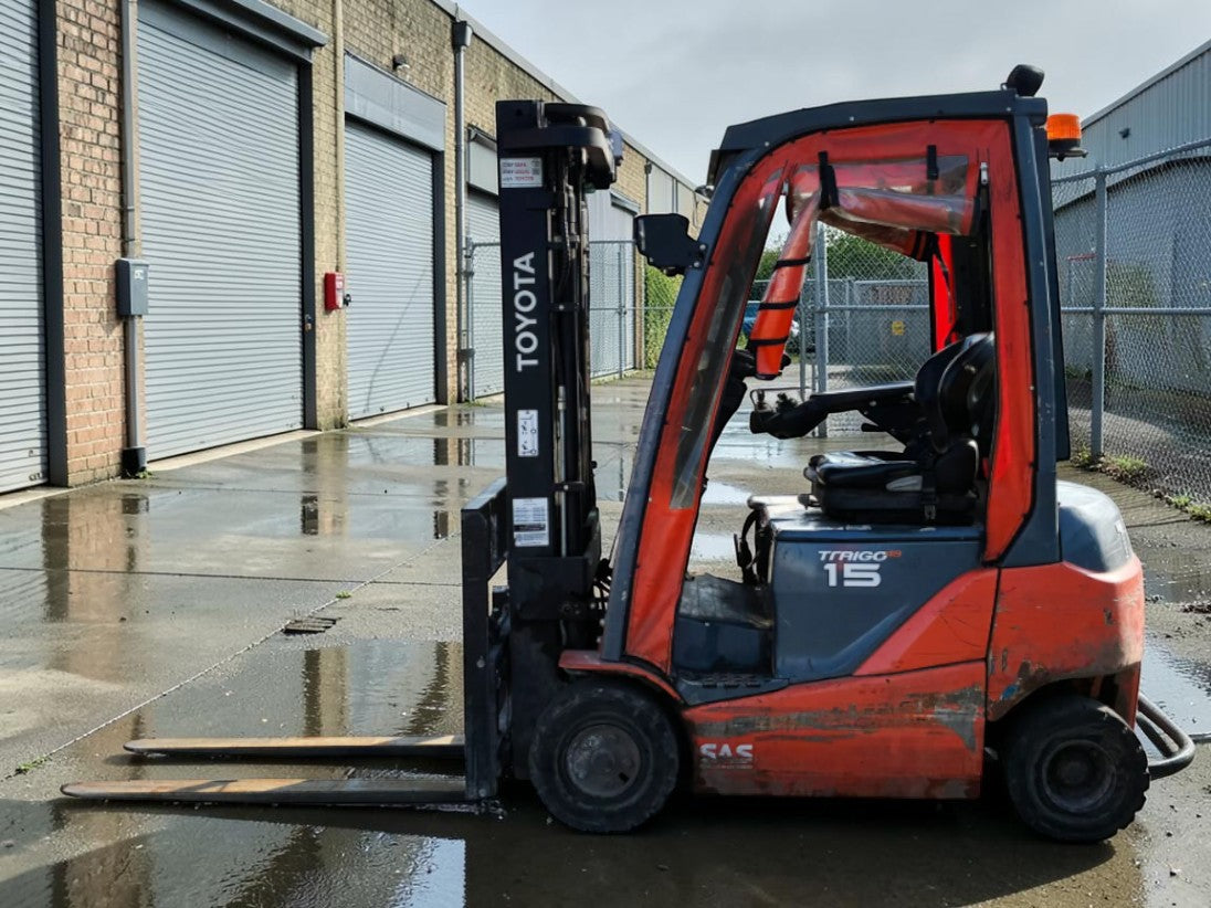 **(INCLUDES CHARGER)** 2015 TOYOTA 8FBMT15E11026 FORKLIFT