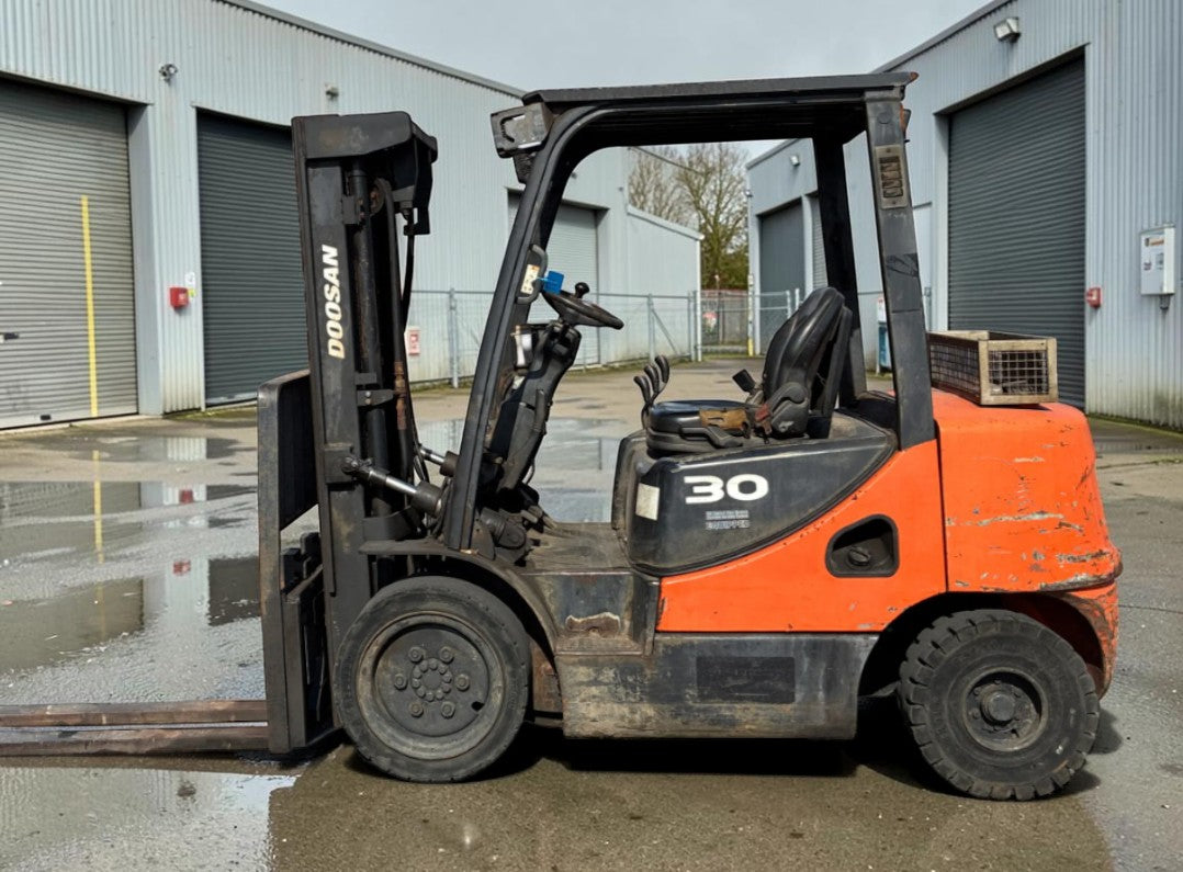 2017 DOOSAN D30S-5 3 TON DIESEL FORKLIFT – TRIPLEX MAST
