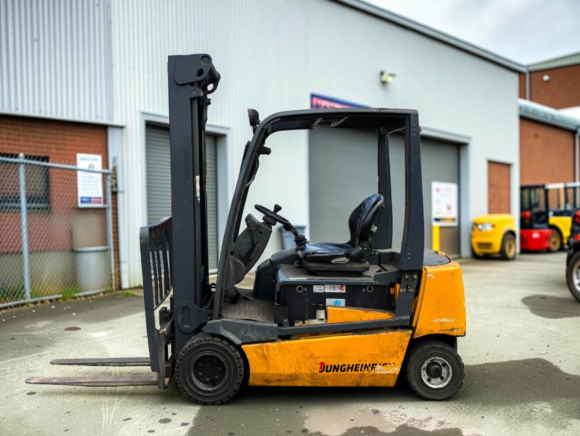 **(INCLUDES CHARGER)** 2004 JUNGHEINRICH EFG320 ELECTRIC FORKLIFT