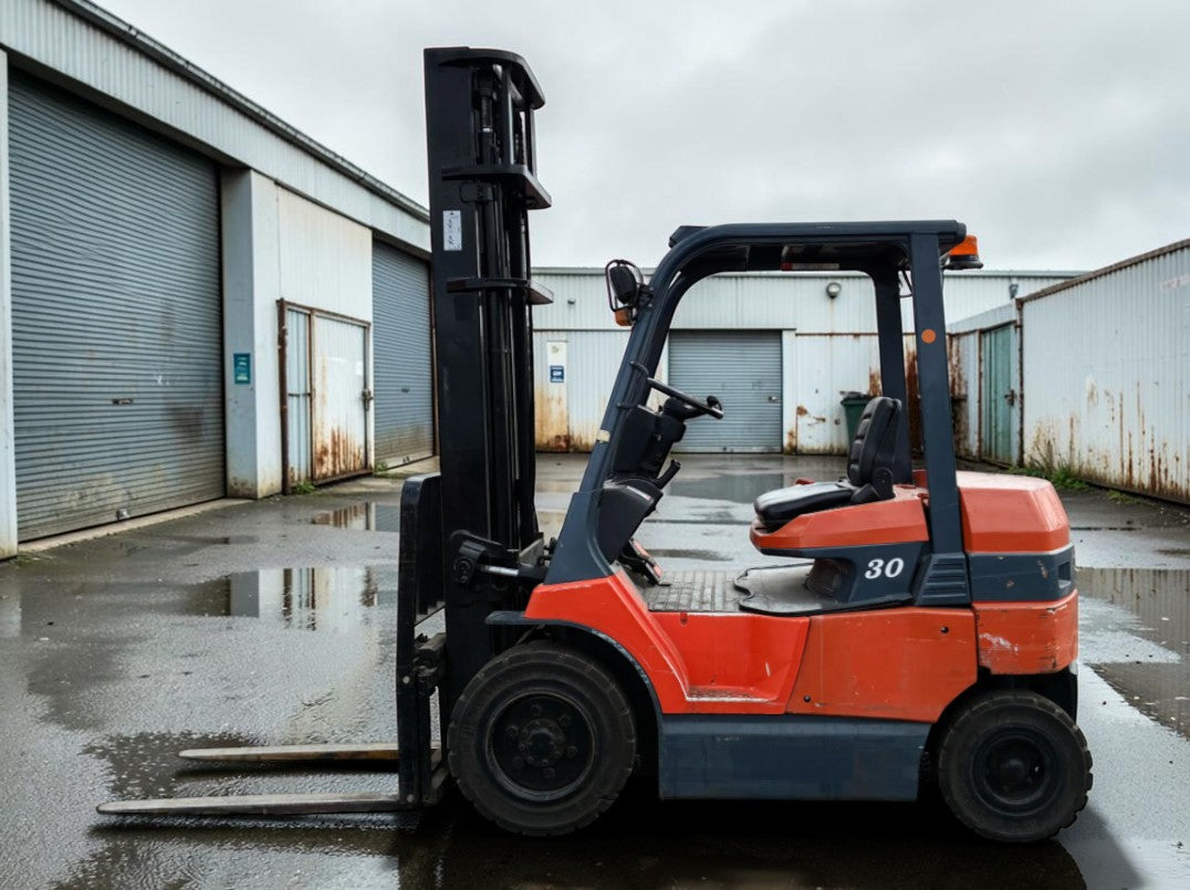 **(INCLUDES CHARGER)** 2005 TOYOTA 7FB30 FORKLIFT