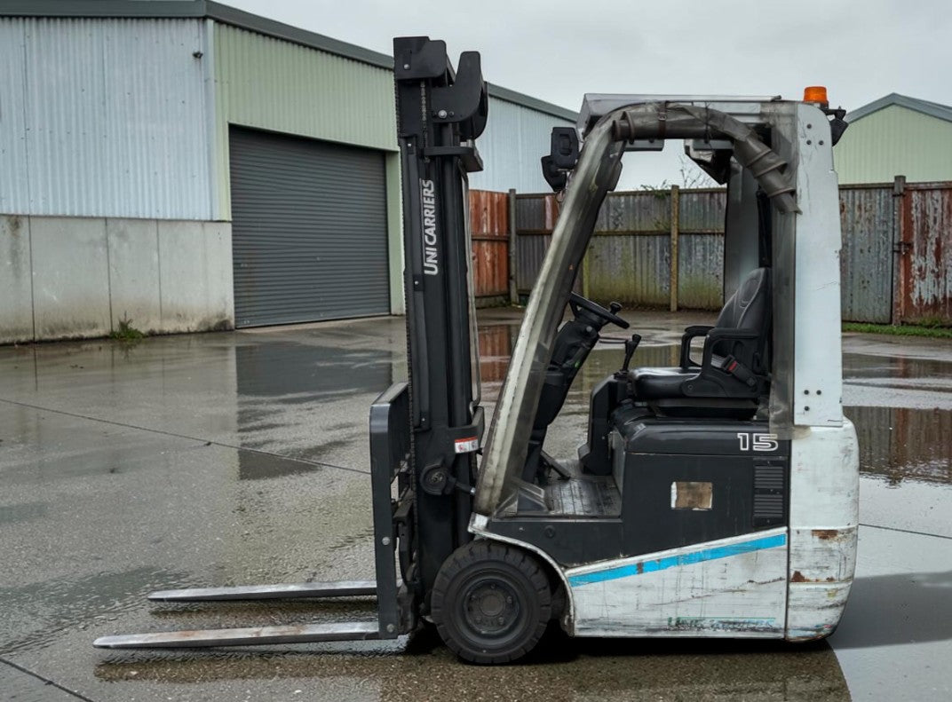 **(INCLUDES CHARGER)** 2016 UNICARRIERS AS1N1L15Q ELECTRIC FORKLIFT