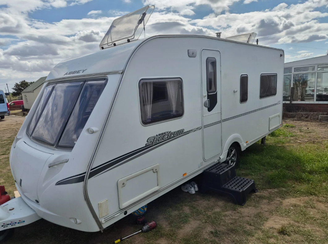2009 ABBEY SPECTRUM 418 4 BERTH FIXED BED TOURING CARAVAN >>--NO VAT ON HAMMER--<<