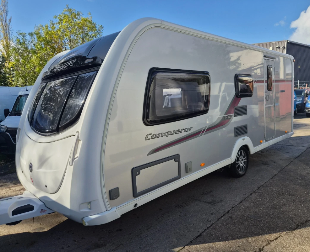 2013 SWIFT CONQUEROR 530 4-BERTH FAMILY TOURING CARAVAN >>--NO VAT ON HAMMER--<<