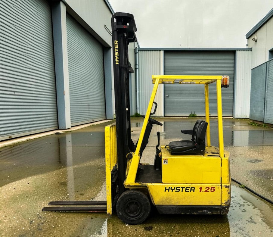 **(INCLUDES CHARGER)** 2004 HYSTER A1.25XL ELECTRIC FORKLIFT 1.25T TRIPLEX MAST 6370MM