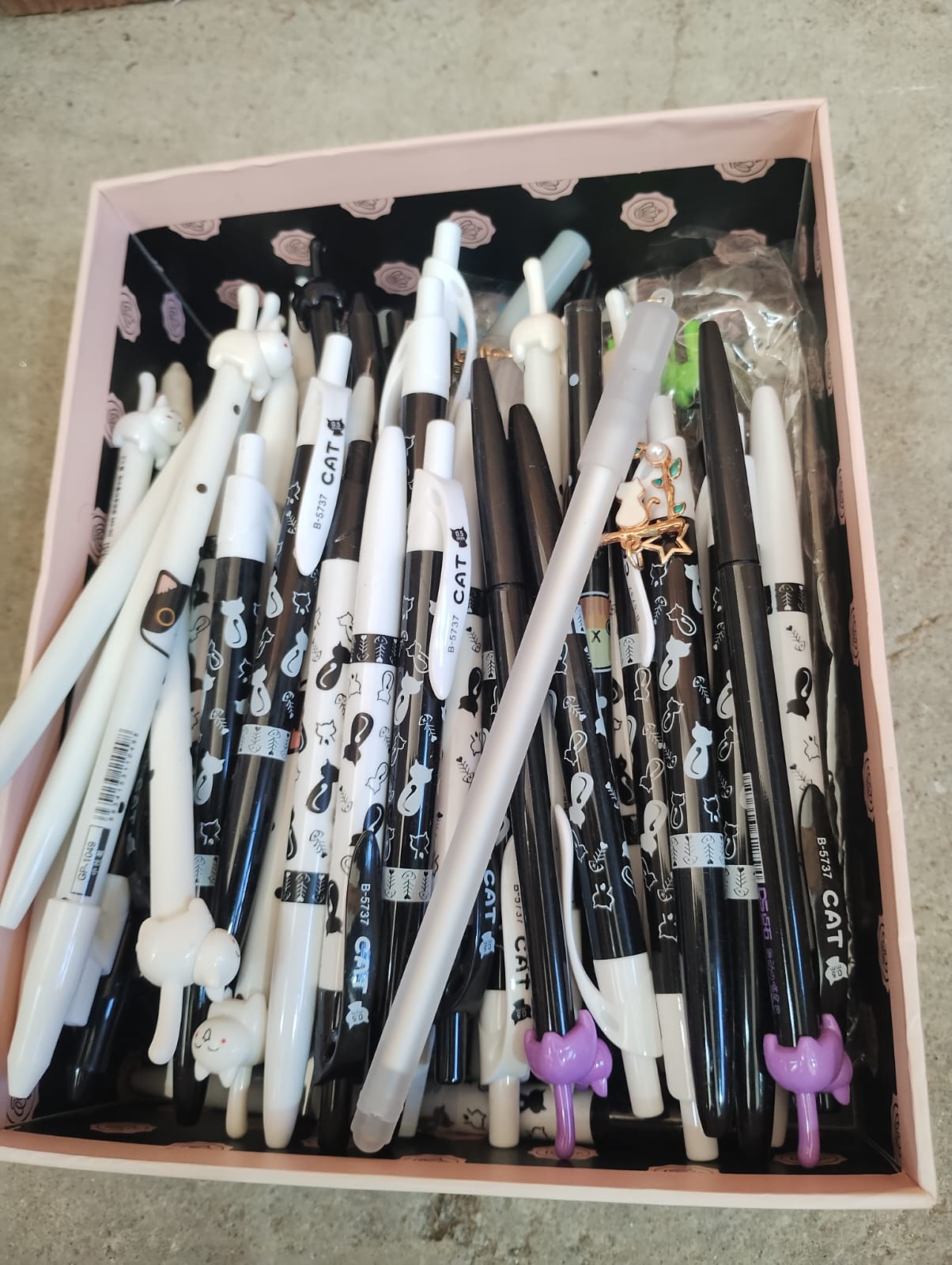 BRAND NEW CAT THEMED PENS - VARIOUS STYLES - ALL NEW JOBLOT OF 66