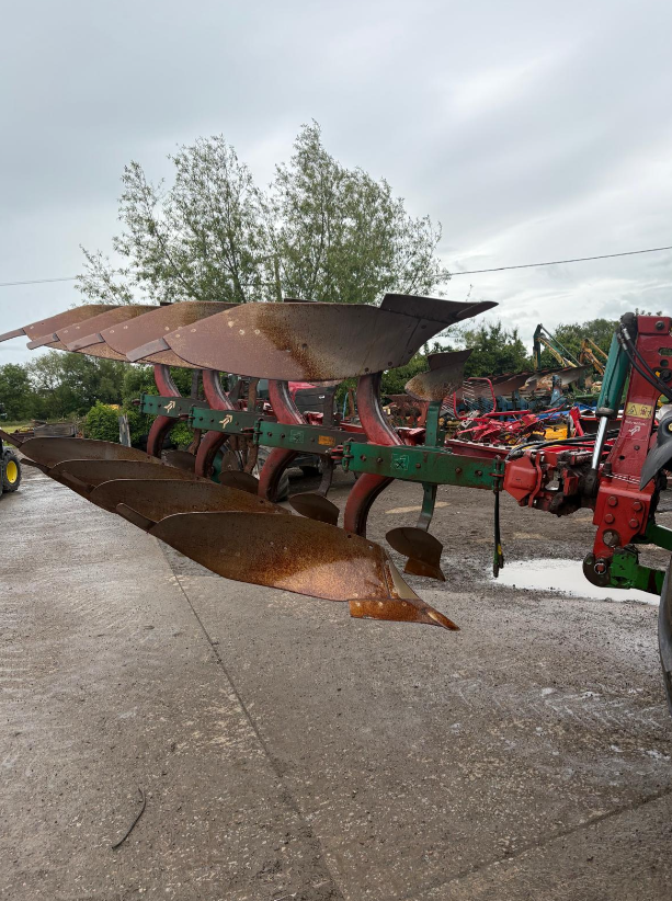 KVERNELAND FOUR FURROW AUTO RESET PLOUGH EM85-200