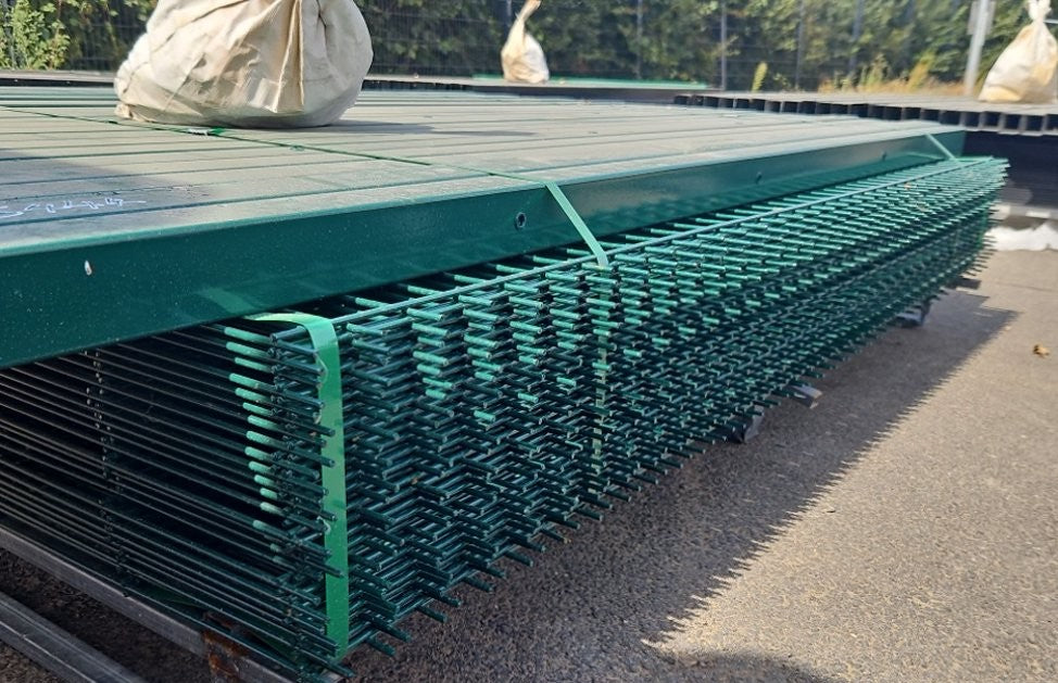 HEAVY DUTY GREEN SECURITY FENCING 25 X 2.4M X 2.2M PANELS (55M IN TOTAL) INCLUDING POSTS & FIXINGS